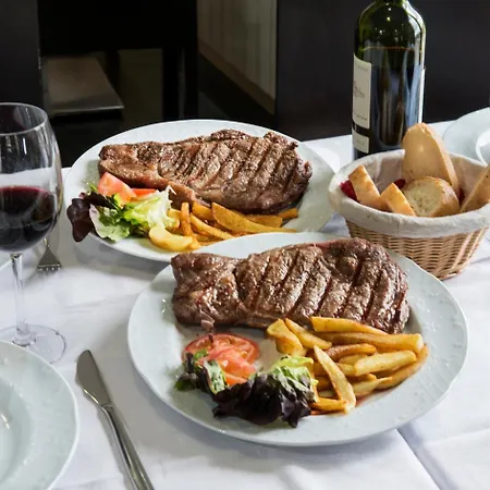 Puerta De La Santa Szálloda Ávila